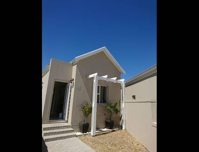 2 bed property to rent in BURGUNDY ESTATE